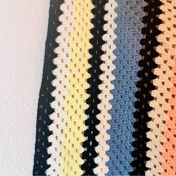 VTG 70’s AFGHAN CROCHET FRINGE THROW BLANKET HANDMADE PASTEL BLUE PINK YELLOW - Picture 8 of 9